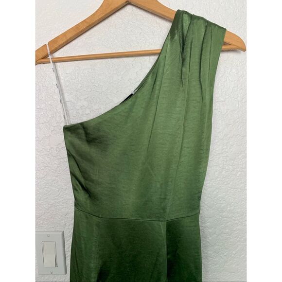Elliatt Cassini Satin One Shoulder Ruched Midi Dress in Fern Green Size XS - Picture 7 of 12